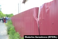 Забор, помятый в ходе драки