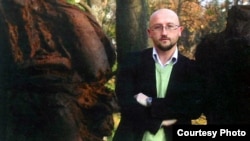 Adnan Huskić: U Bosni i Hercegovini su političke i ideološke razlike samo dio podjela koje su i identitetske, i etničke, i religijski, čak i kad je riječ o sistemu vrijednosti, percepciji i svjetonazoru. Dok postoje takve duboke podjele, BiH nije potrebna Evropskoj uniji.