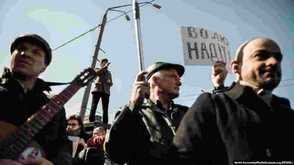 Біля посольства Росії пройшло імпровізоване віче