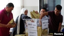 Підрахунок голосів на одній з виборчих дільниць у Стамблуі 24 червня 2018 року.