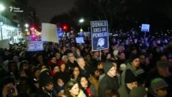 Тисячі людей пікетували готель та вежу Трампа (відео) Тисячі людей пікетували готель та вежу Трампа (відео)