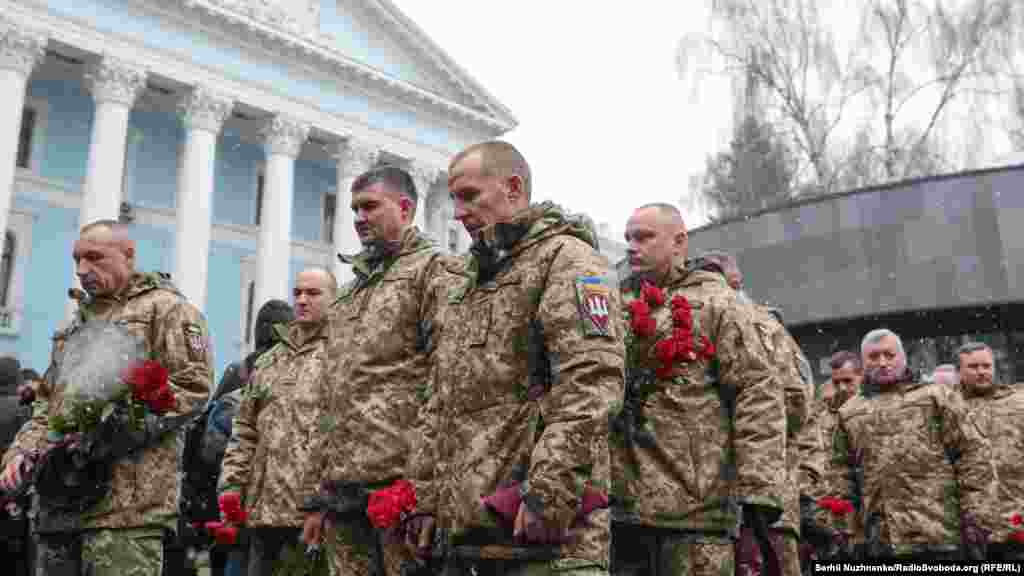 Військові покладають квіти до Пам’ятного дзвона