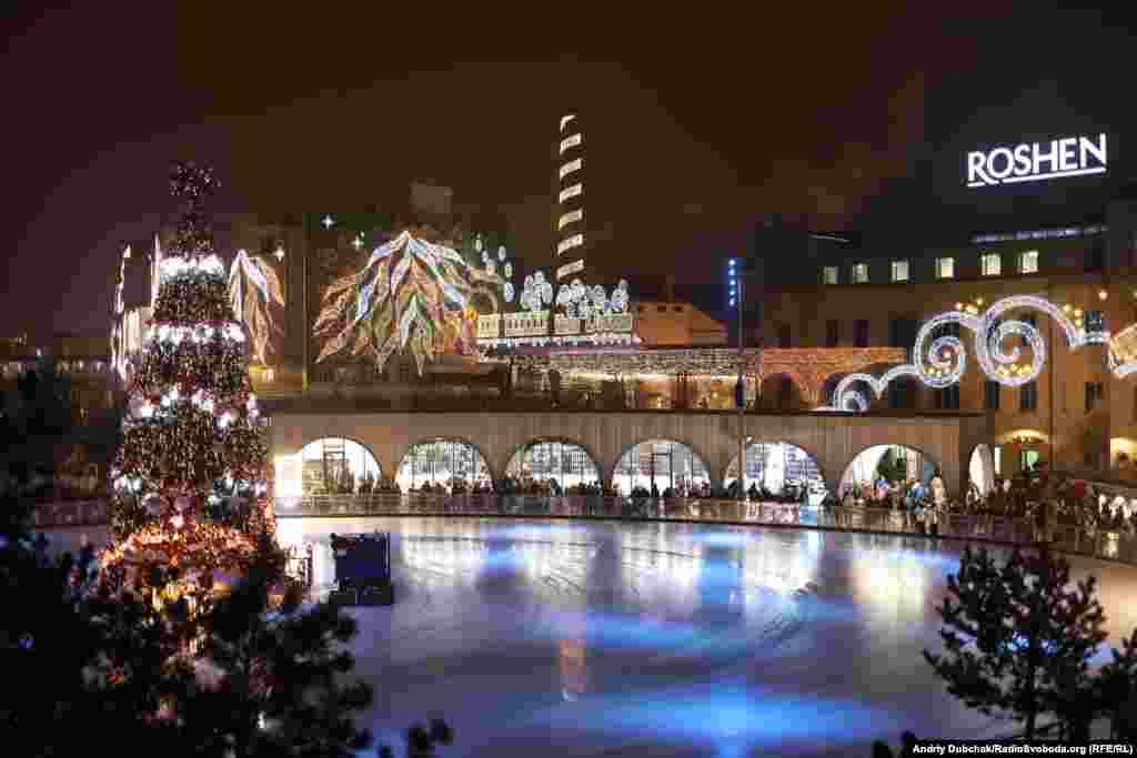 Ковзанка від ROSHEN, за площею 2 тисячі квадратних метрів, зі святковою ялинкою посередині вже відкрита для відвідувачів із 30 листопада  