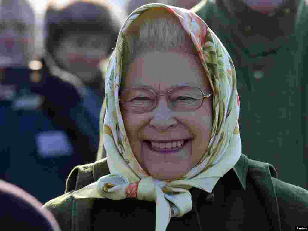 Церемония посадки деревьев в "Роще бриллиантового юбилея" в Норфолке. 3 февраля 2012 года. 