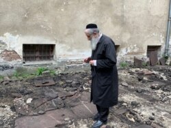 Мейлах Шейхет оглядає місце