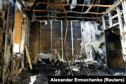 Местный житель сидит в своем доме, который был поврежден недавним обстрелом. Донецк,18 июль 2017 года