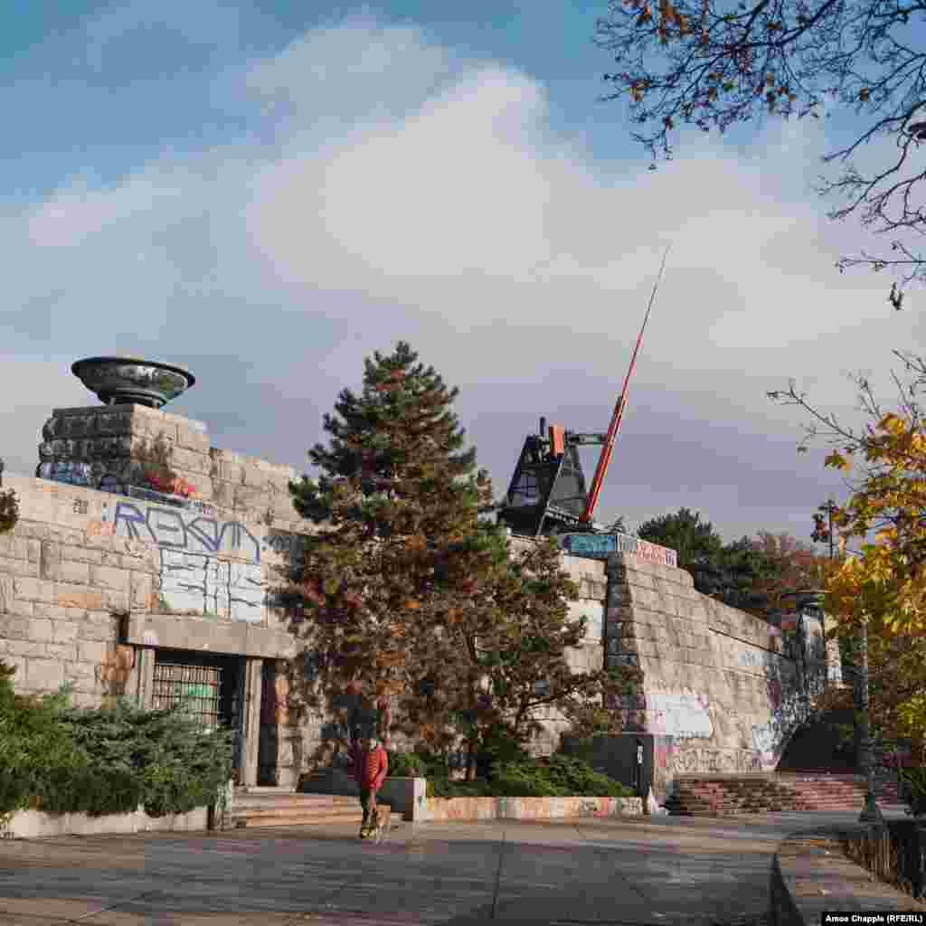 Памятник Сталину, сфотографированный летом 1960 года. Гранитно-бетонный гигант стоял здесь с 1955-го по 1962 год, пока его не разрушили во время «десталинизации» в Советском Союзе