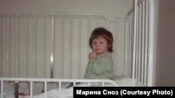 Маленька Влада у дитячому будинку. Нині їй 14 років, і вона живе в родині.