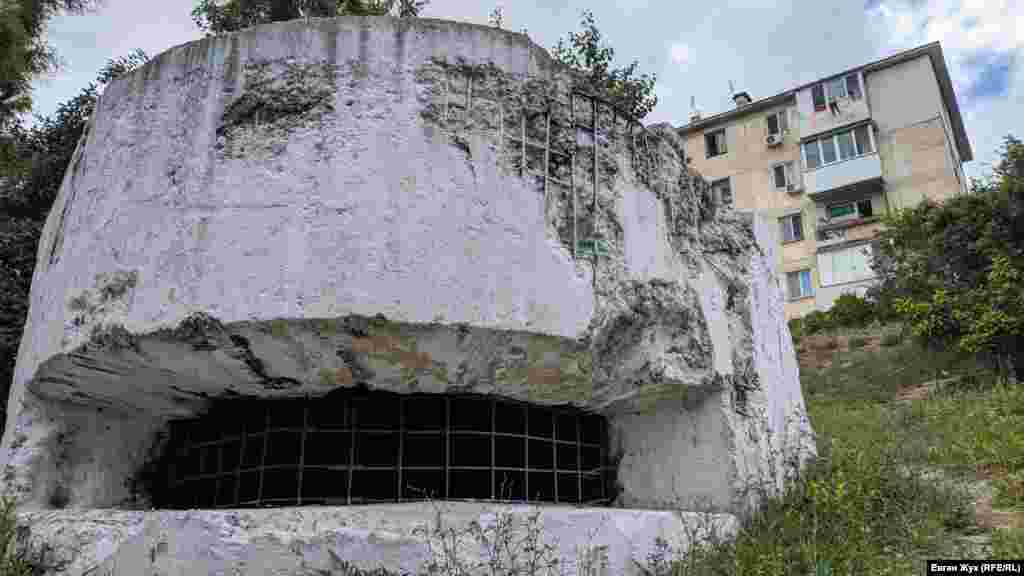 ДОТ №13 в Инкермане. ДОТы строились из монолитного или сборного железобетона, камня на растворе, железных балок с арматурой и броневых закрытий». В окрестностях Севастополя – десятки уцелевших долговременных огневых точек, но есть такие и в жилых кварталах