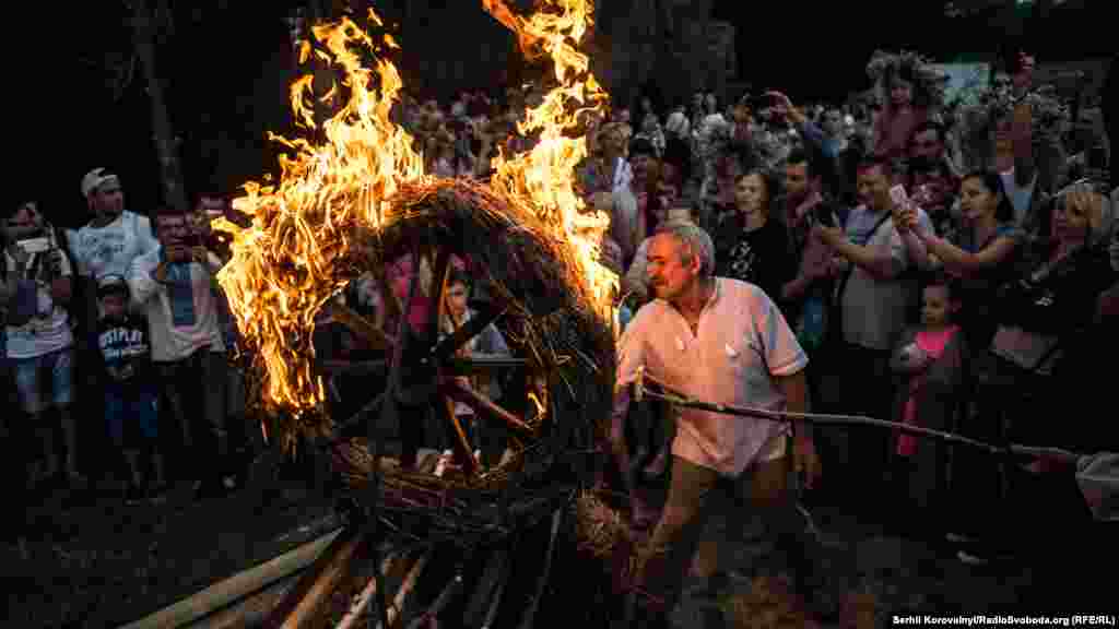 По схилах пагорбу в річку запускали велетенські солом'яні колеса