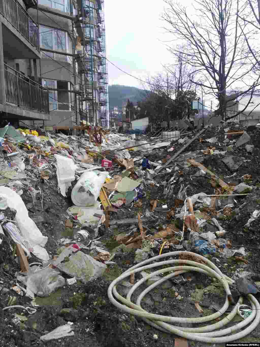 "Это снимать запрещено!" "А делать свалки не запрещено?" (т.н. "стройка РЖД)