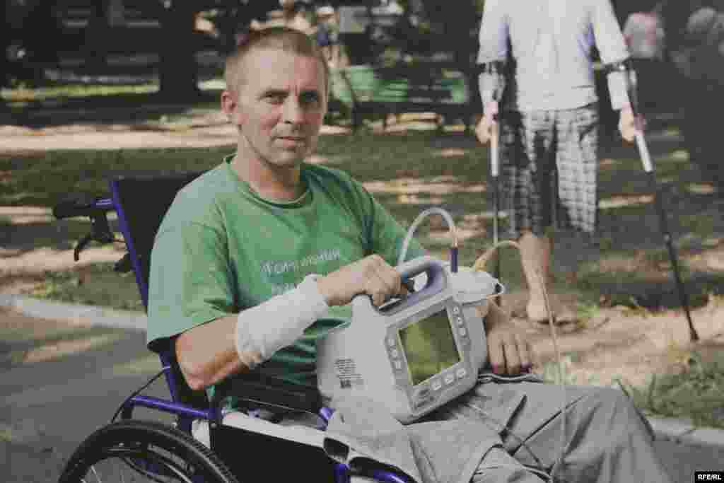 Кузюра Віктор. Танковий батальйон, стрілкове відділення. 33 роки. Поранений під Луганськом під час обстралів Градами. Відірвана права стопа, уламкові поранення ноги. Фото Олександра Чекменьова