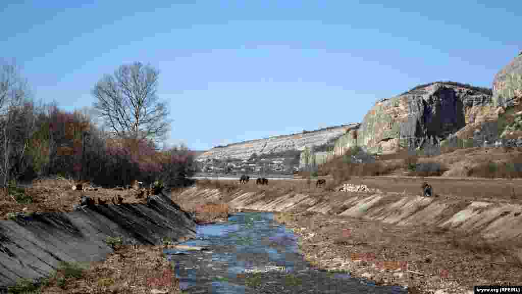 В советское время русло реки Качи спрямили и «одели» в бетонные берега