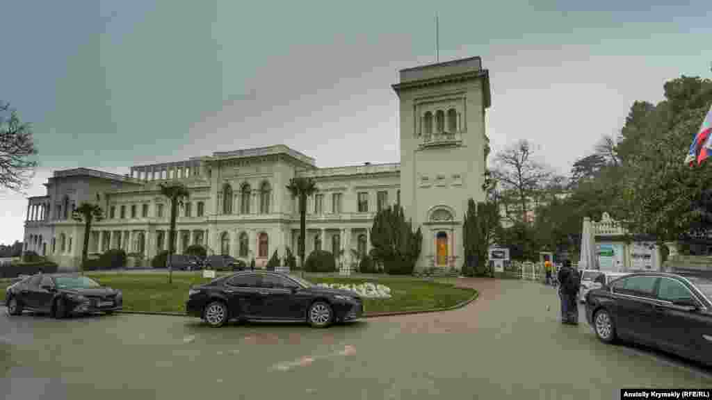 Закрытый Ливадийский дворец во время проведения конференции «Ялта–1945: уроки истории», которая прошла в аннексированном Крыму под эгидой российского Совета Федерации. Как выглядят окрестности Ливадии, и что происходит сейчас в некогда цветущем курортном поселке – смотрите в фотогалерее