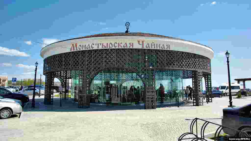 Главная конструкция на верхней площадке парка – кафе «Монастырская чайная» с недорогим чаем для посетителей парка