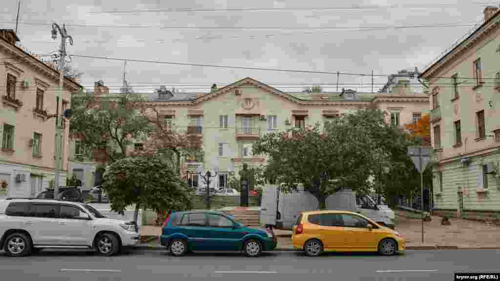 Живописный сквер в средней части Большой Морской с памятником советскому адмиралу Кузнецову, в трехэтажном здании за этим памятником ранее размещался офис французского банка 