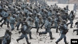 Бійці «Беркута» під час наступу на протестувальників у центрі Києва, 22 січня 2014 року