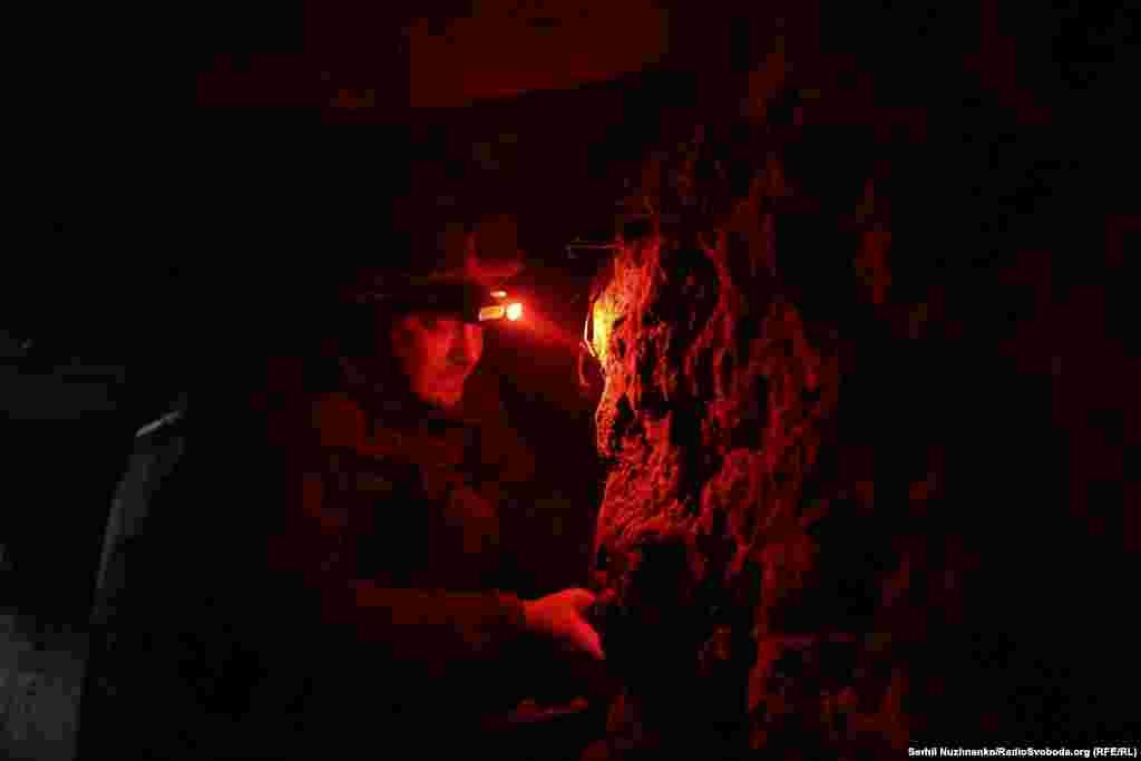 Майже весь час військові проводять в маленькому бліндажі, в напівтемряві світла червоних ліхтарів, російська армія надто близько, тому заходи безпеки й ретельне маскування – обов’язкова умова роботи мінометників. Через постійну загрозу ворожих FPV-дронів розрахунок виходить з-під підземелля лише за крайньої потреби. РЕБ уже не завжди допомагає, адже противник дедалі більше застосовує дрони  на оптоволоконному зв’язку. Війна йде під землю, і малу потребу солдатам доводиться справляти в пляшки. А щоб поповнити боєкомплект, мінометникам доводиться ховатись та перебіжками долати по кілька десятків метрів на поверхні 