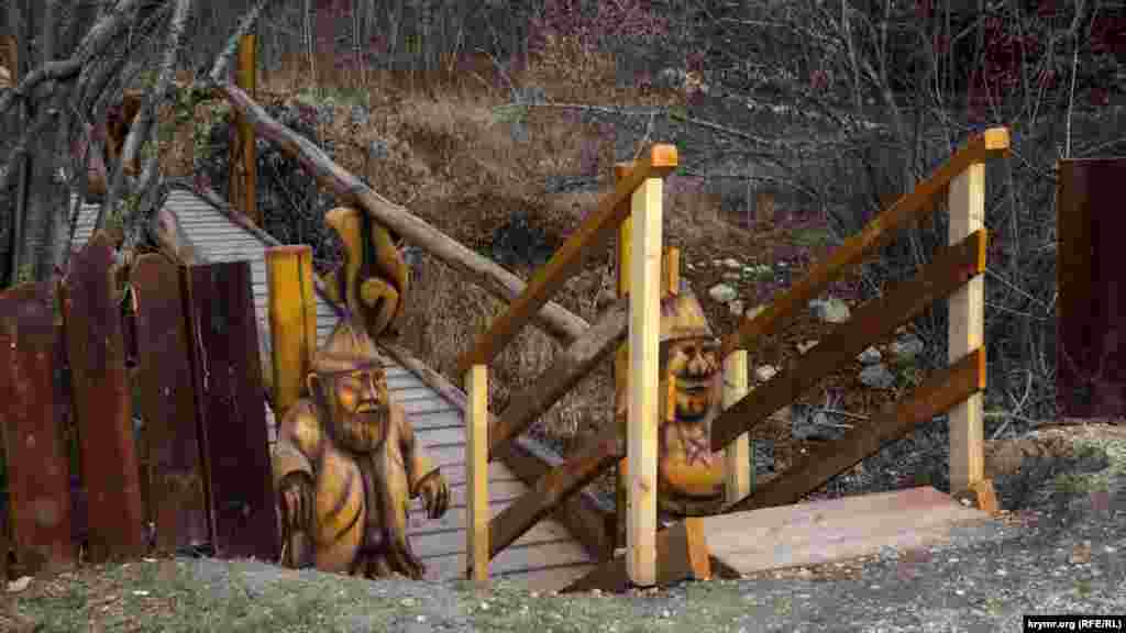 Деревянный мостик через Кизилкобинку «караулят» гномы