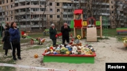 Квіти й іграшки на дитячому майданчику, біля якого влучила російська ракета. Серед загиблих – дев’ять дітей, Кривий Ріг, 5 квітня 2025 року