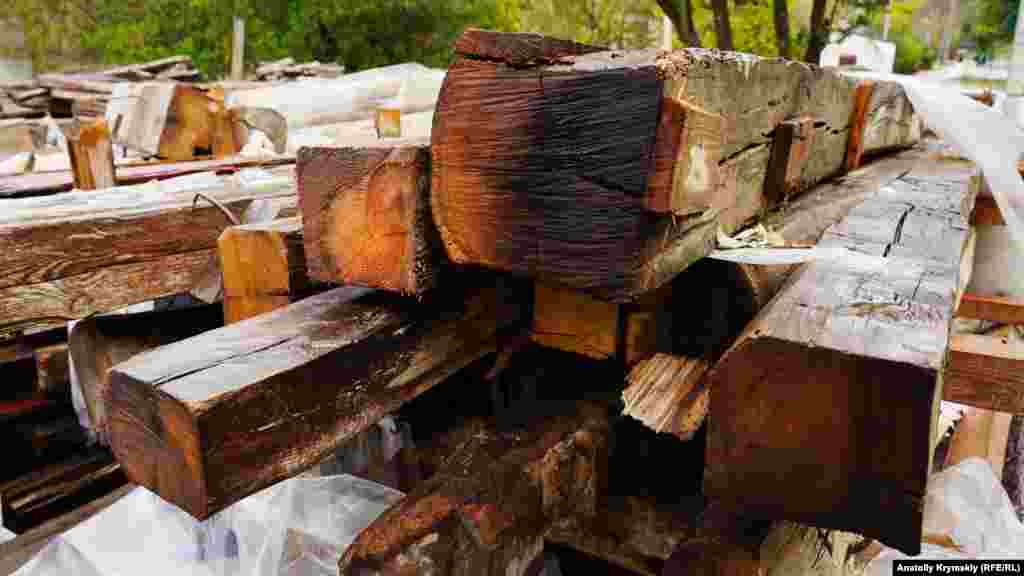 И оставляют мокнуть под дождем деревянные перекрытия после «реконструкции» Ханского дворца, проводимой российской властью Крыма