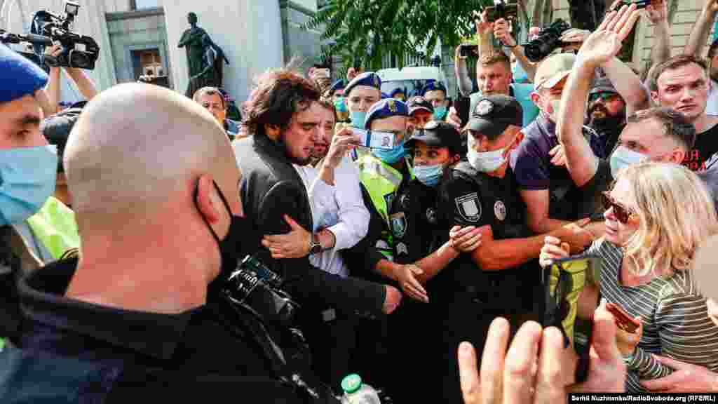 Однак народному депутату від «Європейської солідарності» Володимиру В'ятровичу вдалося «відбити активіста і не допустити його затримання. Цей інцидент під Верховною Радою також задокументований на ВІДЕО Радіо Свобода 