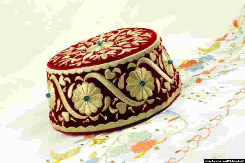 На этом фесе, выполненном в технике золотого шитья, вышит крымскотатарский орнамент «Орьнек». Он внесен в предварительный список ЮНЕСКО для возможного включения его в перечень нематериального культурного наследия человечества. Это может произойти уже в 2021 году. В 2018 году его включили в Национальный перечень элементов нематериального культурного наследия Украины