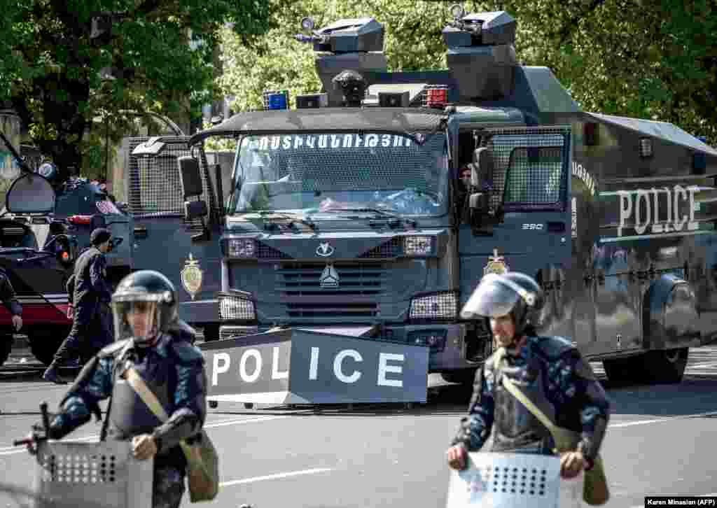 Голосування в парламенті відбувалося в умовах облоги – вулиці оточили сили поліції...