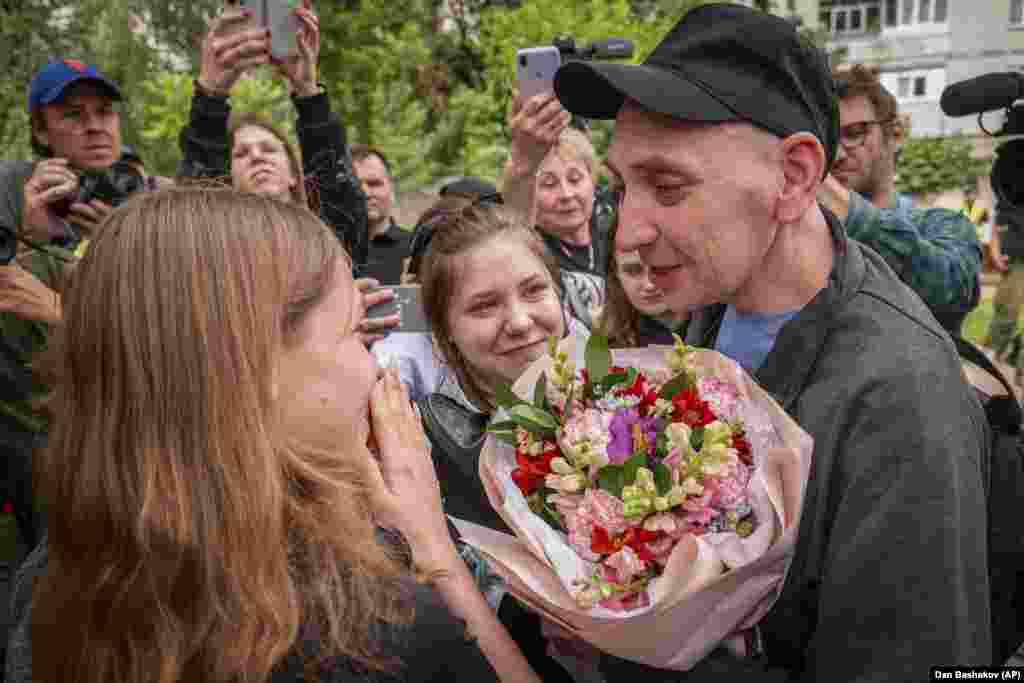 Звільнений український військовий розмовляє з рідними після повернення з полону після обміну, Чернігівська область, 19 червня 2025 року