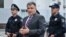 Міністр внутрішніх справ України Арсен Аваков у супроводі патрульних поліцейських