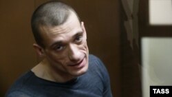 Петр Павленский в зале суда