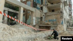 საილუსტრაციო ფოტო. უკრაინის პრეზიდენტი ვოლოდიმირ ზელენსკი პატივს მიაგებს რუსული რაკეტებითა და დრონებით შეტევის შედეგად კიევში 19 ივნისს დაღუპულთა ხსოვნას