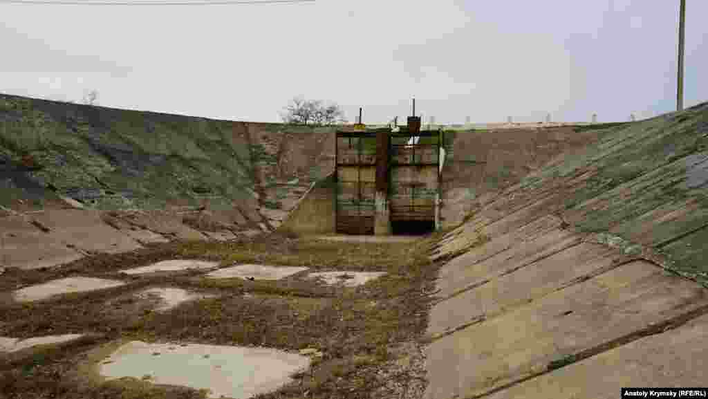 По этому отводному каналу Белогорское водохранище «делилось» своими запасами с Тайганским.