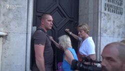 Beograd: Učesnici protesta kucali na vrata Rektorata Beograd: Učesnici protesta kucali na vrata Rektorata