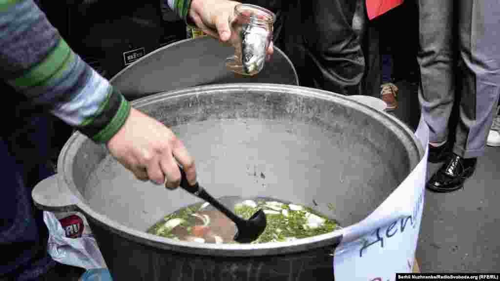 «Депутати, ви уху їли?» Юшка, яку для парламентарів готували активісти, готова