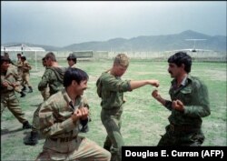 Советские солдаты на тренировке с афганскими бойцами 30 апреля 1988 г., аэропорт Кабула