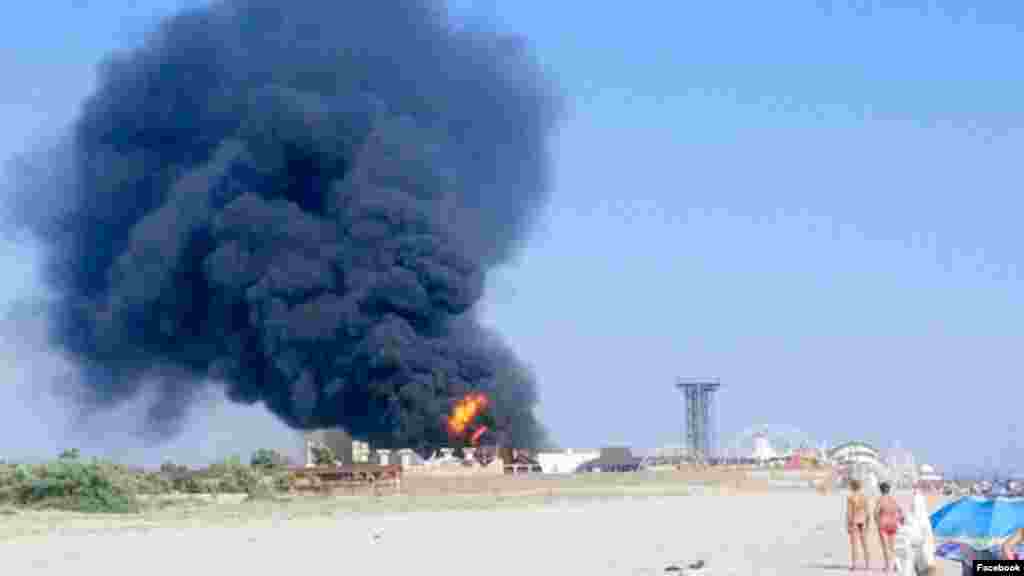 Полум'я швидко перекинулося на ці конструкції