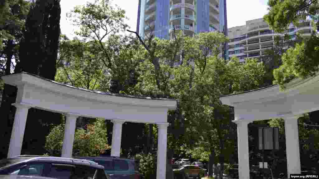 При СССР на ротонде красовалась надпись из Конституции СССР «Граждане СССР имеют право на отдых». Сейчас право на отдых подчеркивают высотные апартаменты и припаркованные в парке автомобили