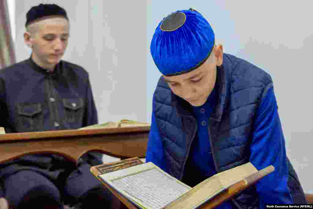 Разумеется, обитатели школы соблюдают предписания ислама и совершают в положенное время омовения и намазы