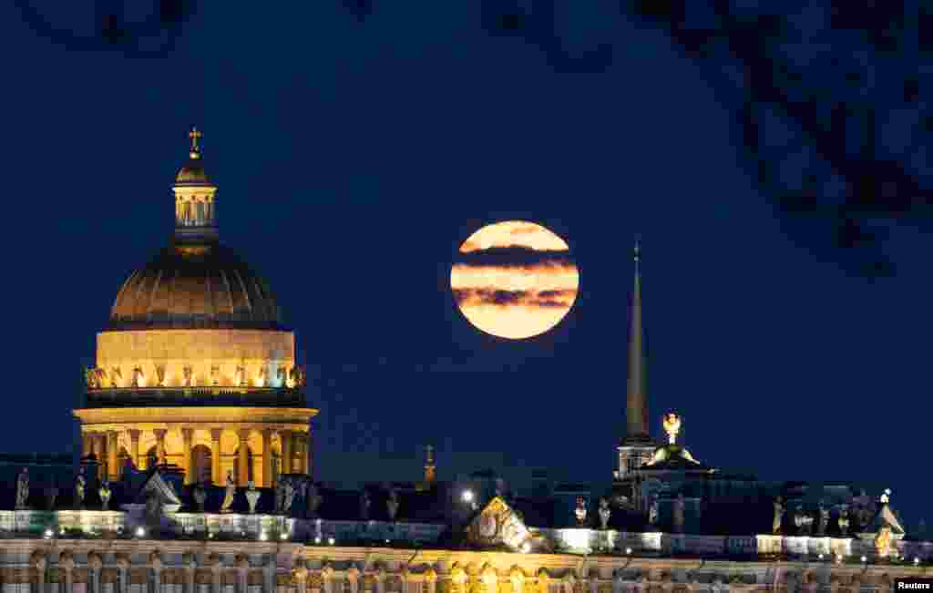 Pun mjesec zalazi iza katedrale svetog Isaka u centru Sankt Peterburga, Rusija.