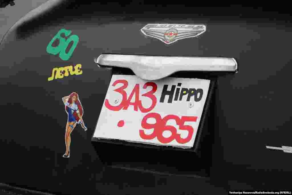 Жартівливі номери на одному з авто-учаснику автопробігу, що належить запорізькому музею техніки «Фаетон», де зберігається найбільша в Україні колекція автотехніки