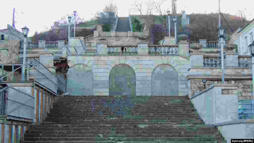 Начало проведения реконструкции памятника архитектуры – Митридатской лестницы в Керчи, 4 апреля 2017 года