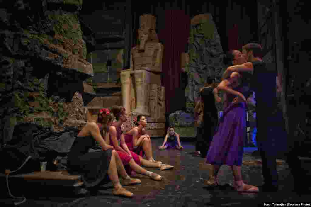 Артисты балета ждут выхода на сцену за кулисами Национального театра оперы и балета имени Александра Спендиаряна в Ереване. Театр, который впервые был открыт в 1930-м году, недавно был реконструирован. Теперь им руководит Рудольф Харатян, который вернулся в Армению после 20 лет выступлений и работы в Париже, Канаде и Соединенных Штатах.  