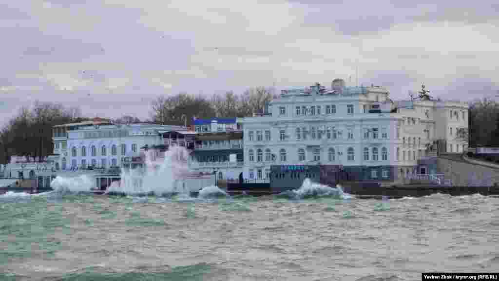 Брызги волн поднимаются до второго этажа расположенных на набережной ресторанов, «Аквариума» и биостанции