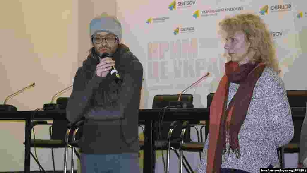 Драматурги Яна и Ден Гуменные собирали материал для спектакля, по их словам, это не развлекательный театр, он «заставляет думать» (на фото драматург Ден Гуменный и режиссер Галина Джикаева)