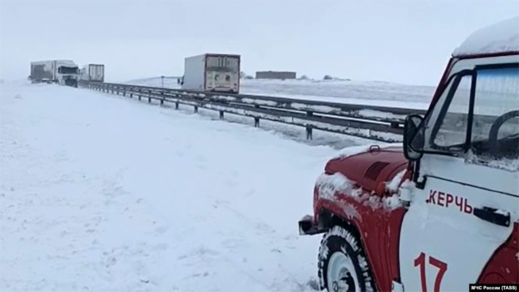 По информации российских властей Крыма, движение на автодорогах полуострова, в связи с возникшими аварийными ситуациями, по прежнему затруднено 