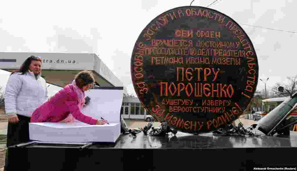 Окупована частина Донеччини. У Горлівці російські гібридні сили встановили пам&#39;ятник у вигляді &laquo;ордена&raquo; п&#39;ятому президентові України Петру Порошенку &laquo;За особливі заслуги в ділянці зради! За зраду батьківщині!&raquo; як &laquo;продовжувачу справ зрадника гетьмана Івана Мазепи&raquo;. Горлівка, 26 березня 2019 року