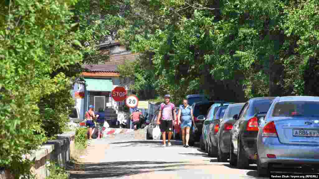 Проход на песчаный пляж – рядом с воротами российской воинской части