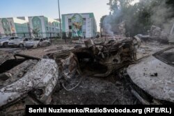 Згорілі автомобілі біля одного із навчальних закладів Києва. Ранок, 4 липня 2025 року