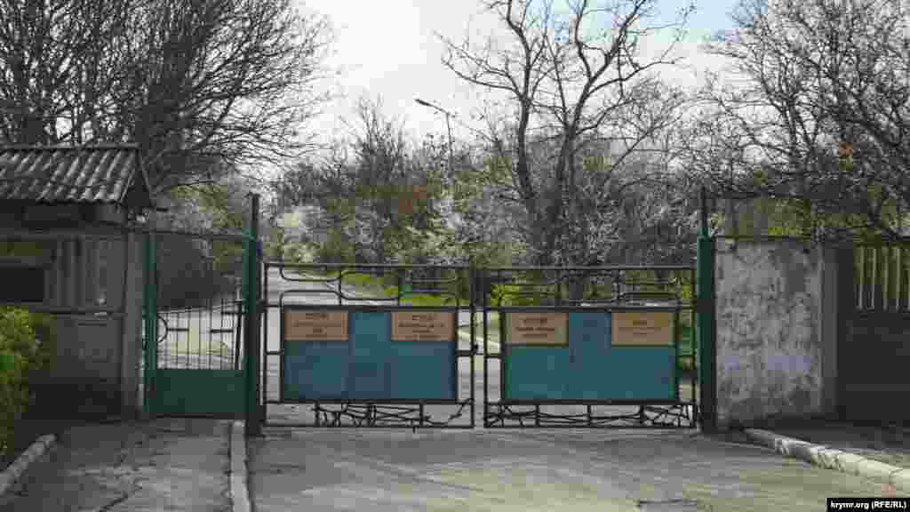 На фоне благостной картинки в жилой зоне Школьного бывший военный городок и особенно его техническая территория производят гнетущее впечатление. При том, что территория охраняется – на КПП несут круглосуточное дежурство три охранника.